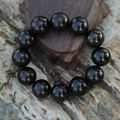 沉手分量足,有的近黑色或常带黑色条文,木材表面光泽好,量里透光,颜色