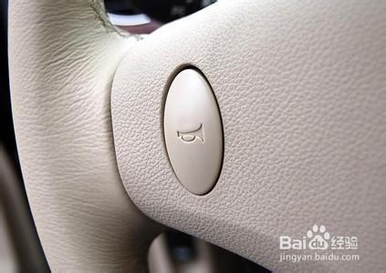 8  4,鸣 按一下喇叭.(方向盘上有个小喇叭的标志,就是喇叭开关)