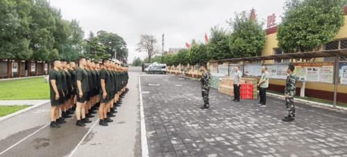 满载沉甸甸慰问品的车辆 开进了66055部队和 驻镇武警部队的大院, 这
