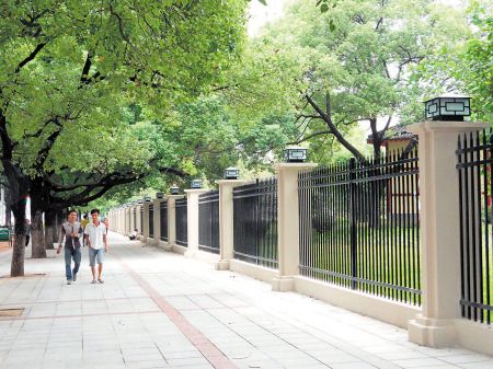 安排休闲场地2200平方米  ●建成通透式围墙460米  ●彻底改变