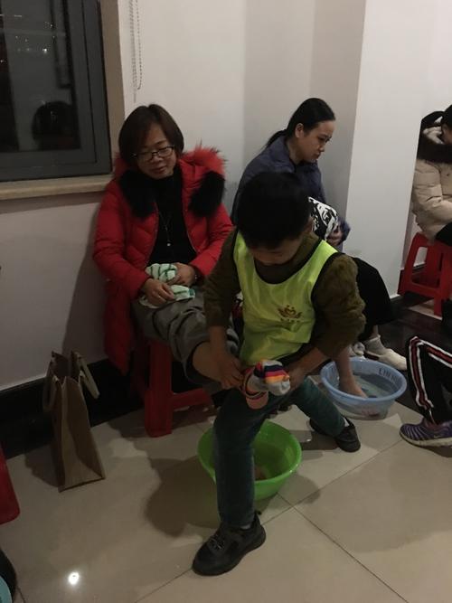 孩子们给父母洗脚穿袜子