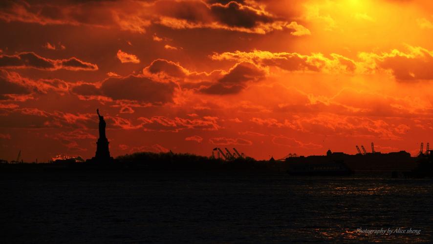 满天红霞映女神