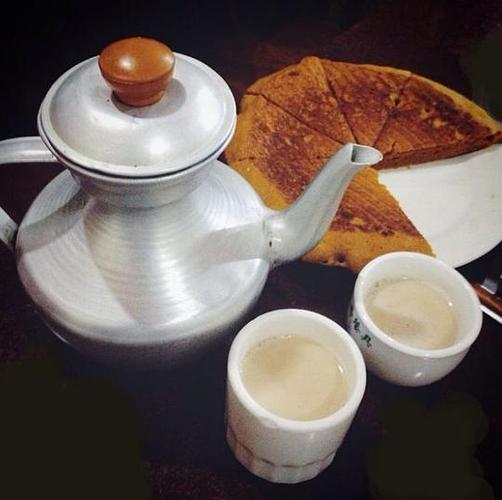 酥油茶和青稞饼.