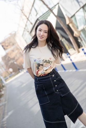 这条街你最甜!董璇穿牛仔裙时尚减龄 披长发浅笑回眸超温柔