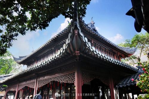 三穗堂,堂前的石碑印有   海上名园   几个大字;非常显眼,也算是豫园