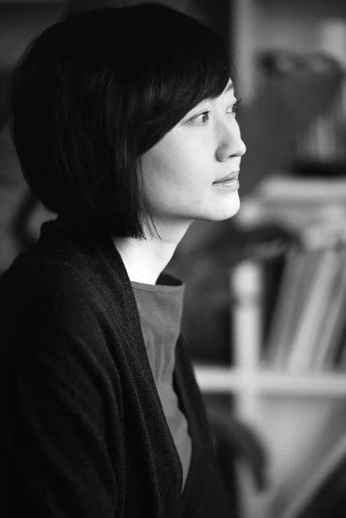 2012年,有网友发现冯唐为柴静踢走老婆,大家都不
