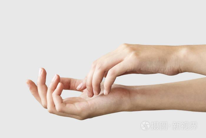 女性手特写查看