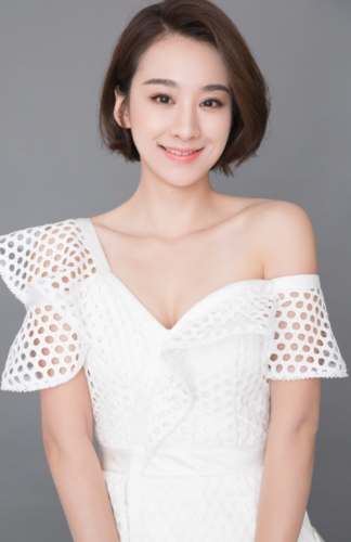穆婷婷穿修身裙,"蝴蝶背"太美不敢直视