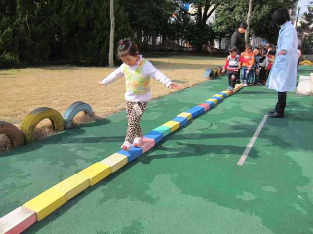 宝宝们过独木桥咯!