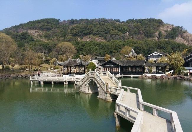 182米的苏州灵岩山虽不高但风景奇秀古迹多姑苏著名旅游胜地