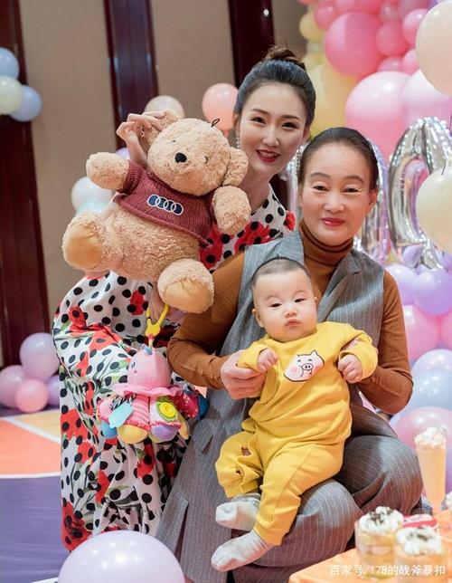 任俊飞因比赛缺席家中重要宴席,妻子长腿诱人,照片墙