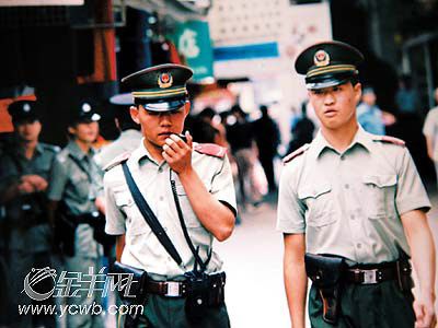 香港与内地握手中英街(组图)
