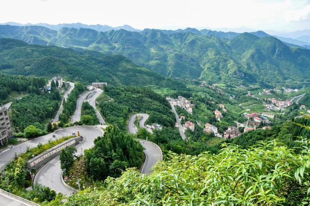 贵州桐梓凉风垭山七十二道拐风景实拍