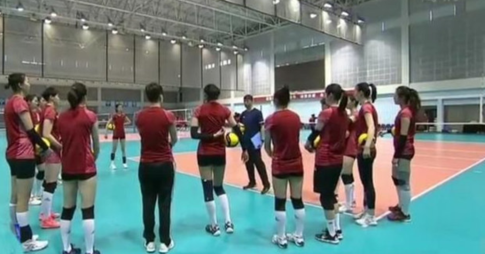 女排此次训练营将分成主攻组副攻组二传组接应组和自由人组