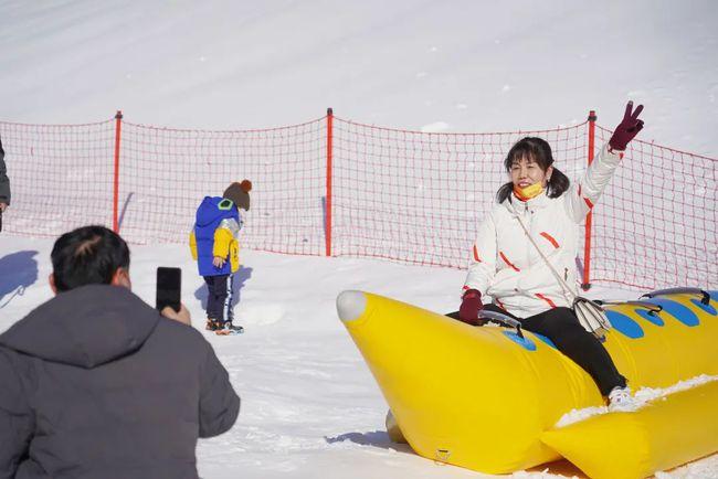 走进雪场,映入眼帘的便是滑雪圈,雪地转转,香蕉船等玩乐设施;以及专门