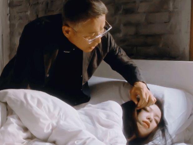 范金刚是明白人,一眼看出叶谨言喜欢锁锁,推动了两人情感发展