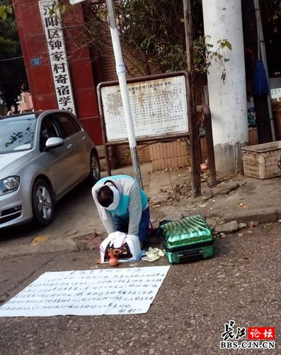 年轻人摆骨灰盒街头乞讨