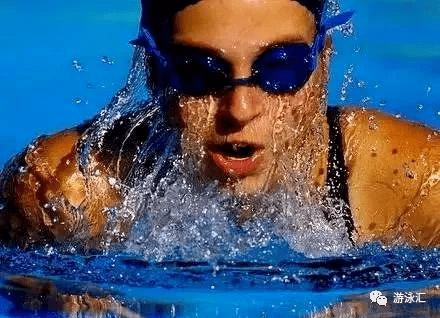 泳池比较深,导致第二次抬头有难度,请在水里完成一次无抬头的蛙泳动作