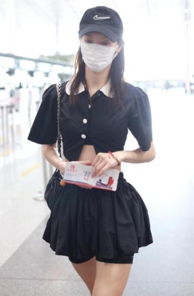 金晨身材太好了穿短上衣配小短裙亮相大胆露出细腰很抢镜