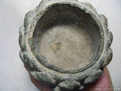 少见出土的唐代青石莲花佛香炉