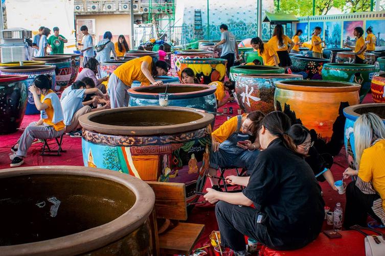 浙江学生用中国风在大水缸上涂鸦,效果奇特,成为一道靓丽的风景