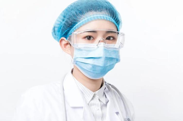 尤其是上班族和医护人员   由于长时间佩戴口罩,喝水也不是很方便