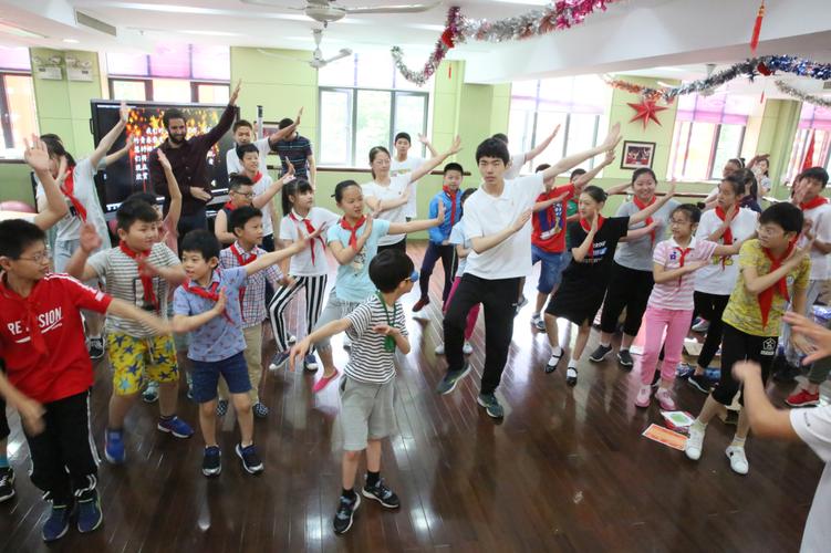 月  日,上海市第四聋校全体师生欢聚一堂,举行了2017学年第二学期