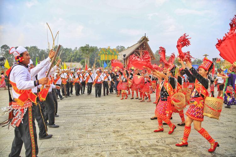 陇川县景罕朋生第38届统肯目瑙纵歌节纪实