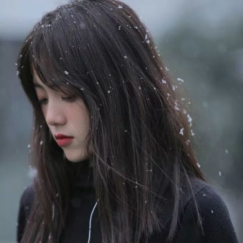 女生头像·伤感微丧的句子:能不能什么都别说就坐着陪