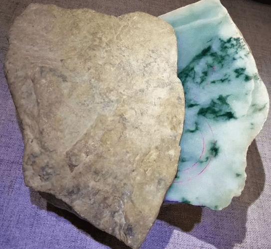 一块木那场口的翡翠原石,一刀切开后,品质非常不错