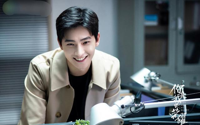 这大概是刻意营造出来的,不然,当于途登上颁奖典礼,还有以造型师的