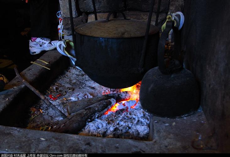 这是山区农村特有的吊锅和火塘,吊锅里面熬的是莲藕汤.