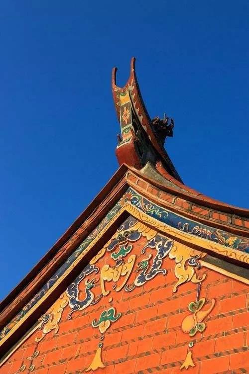 其中,燕尾脊寓意外出谋生的子女能如燕子归巢那样适时还乡.