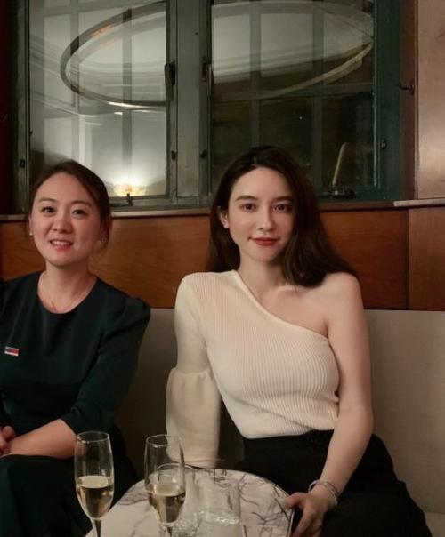 张大奕事件后首发动态,衣着宽松逛潮牌,网友:老板娘气势