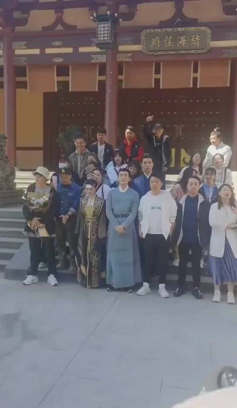 鞠婧祎曾舜晞新剧杀青合影路透,来康康两位的状态怎么样