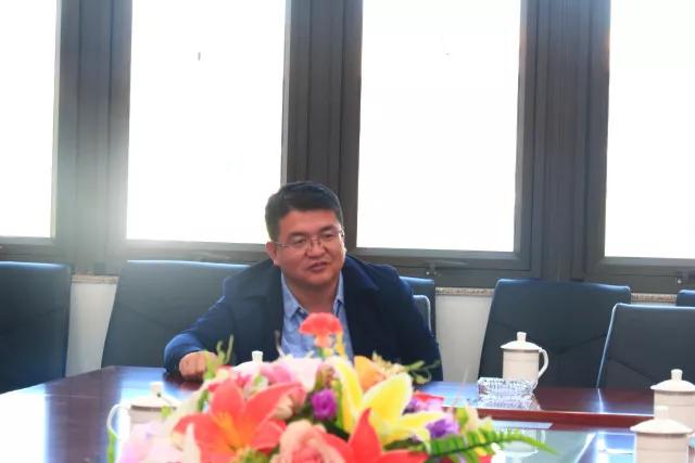 忻州一中副校长,忻州高级中学校长陈汉明代表学校感谢爱心人士对