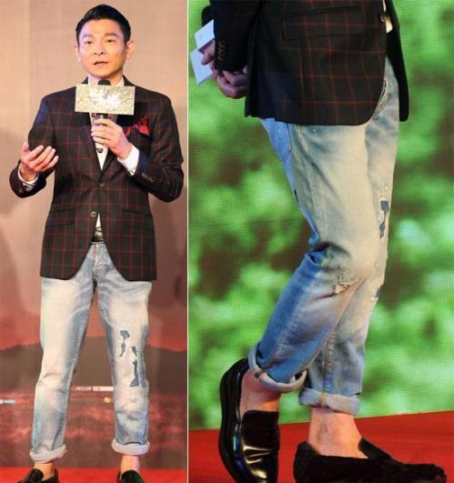 现在的牛仔裤挽裤脚变成九分裤露出脚踝的形式,是刘德华很多年前就