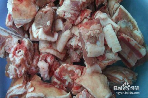 温热水洗净羊肉的脏污,看到有腺体,淋巴一定要去处掉.