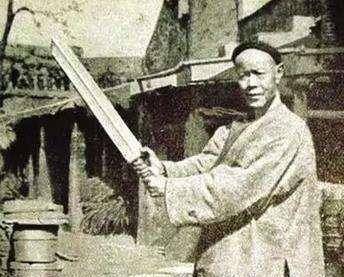 等酷刑,让外国人大开眼界,法国人还拍了一组行刑的照片做成了明信片