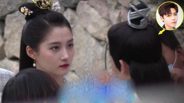 关晓彤古装新剧路透曝光淡黄长裙配娇艳红唇似人间富贵花