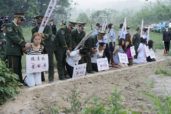 公审公判大会上的女犯罪嫌疑人格外引人注目法制警示教育宣传片