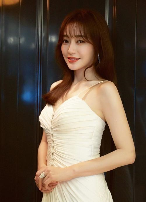 娱乐圈最干净无黑料的女星,是37岁公开承认整形的她