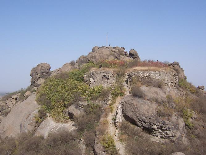  p>药山,位于山东省济南市天桥区西北部,北依滔滔黄河,南与北马鞍山