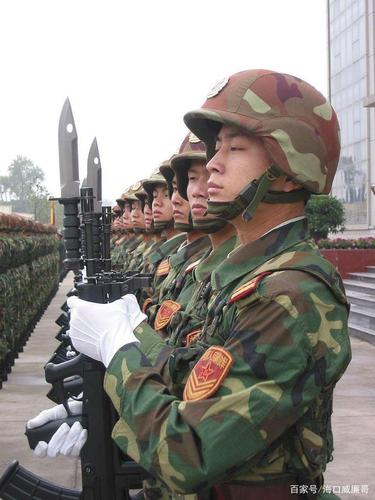 中国人民解放军手持95式自动步枪