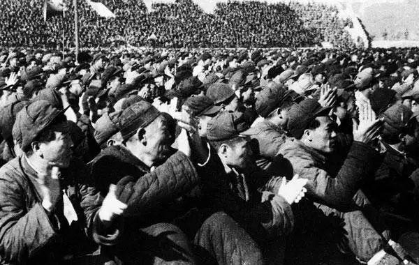 公审大会上的干部群众刘青山,张子善贪腐案件的发生和处理,直接推动