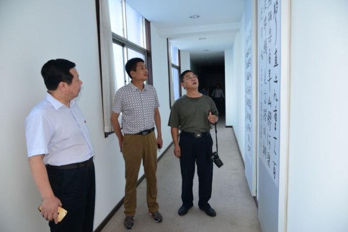 老丹与张友勤,王玮等参观莫言文学馆