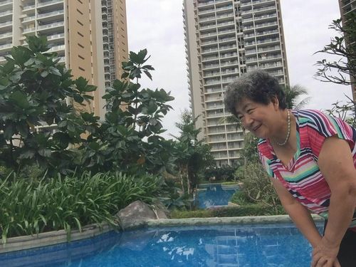 你看蓝天海岸小区环境多美!