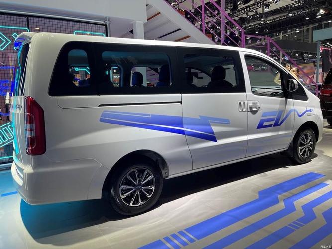 广州车展新能源车型江淮瑞风e3亮相