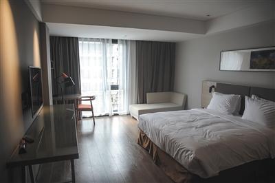 7月27日,首钢冰壶训练馆内,运动员正在场上训练.