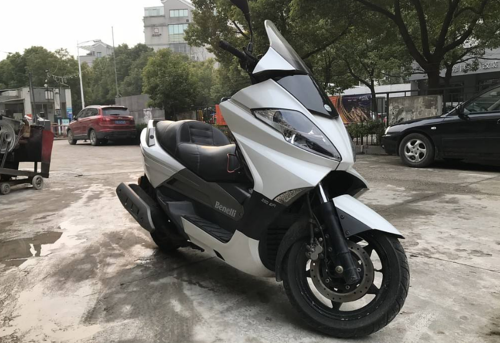 贝纳利踏板250升级版,单缸水冷,配三碟刹后双减,经济